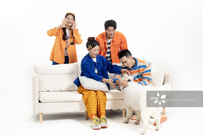 在在沙发上看比赛的四个年轻人图片素材