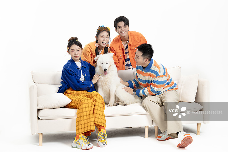 在在沙发上看比赛的四个年轻人图片素材