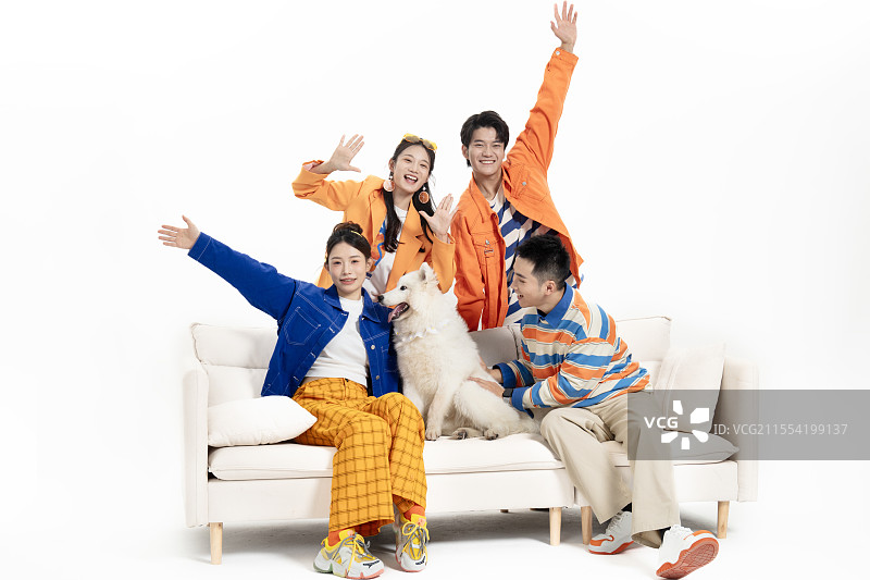 在在沙发上看比赛的四个年轻人图片素材