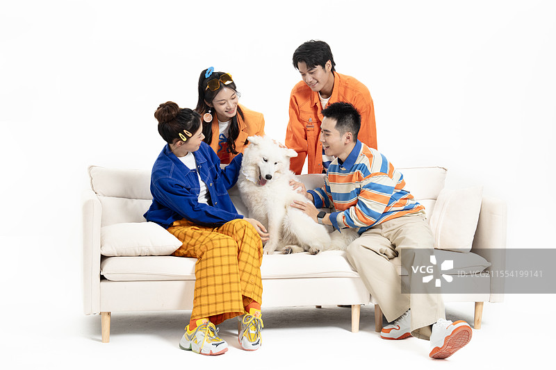 在在沙发上看比赛的四个年轻人图片素材