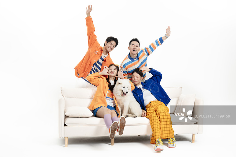 在在沙发上看比赛的四个年轻人图片素材