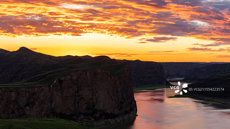 内蒙古呼和浩特老牛湾黄河大峡谷火烧云日落图片素材