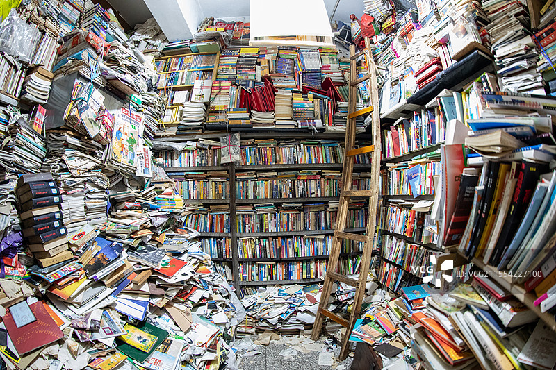 书架上书籍的特写镜头图片素材