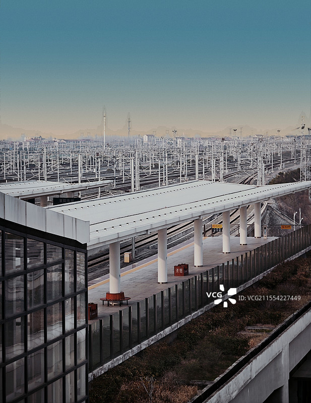 夕阳下的高铁站图片素材