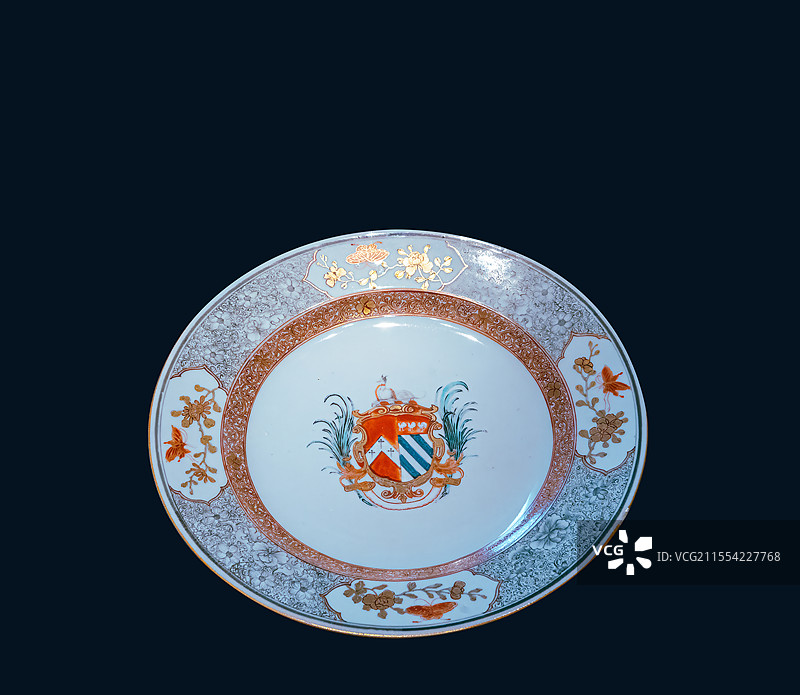 丝绸之路，清代出口广彩瓷器，广彩描金墨彩开窗花蝶纹盘图片素材