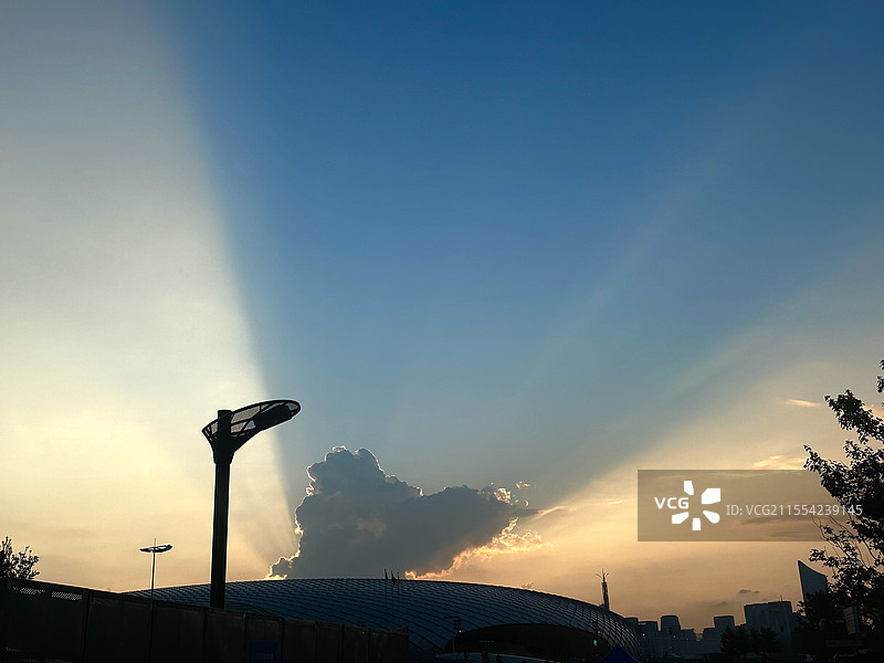 杭州奥体中心的霞光图片素材