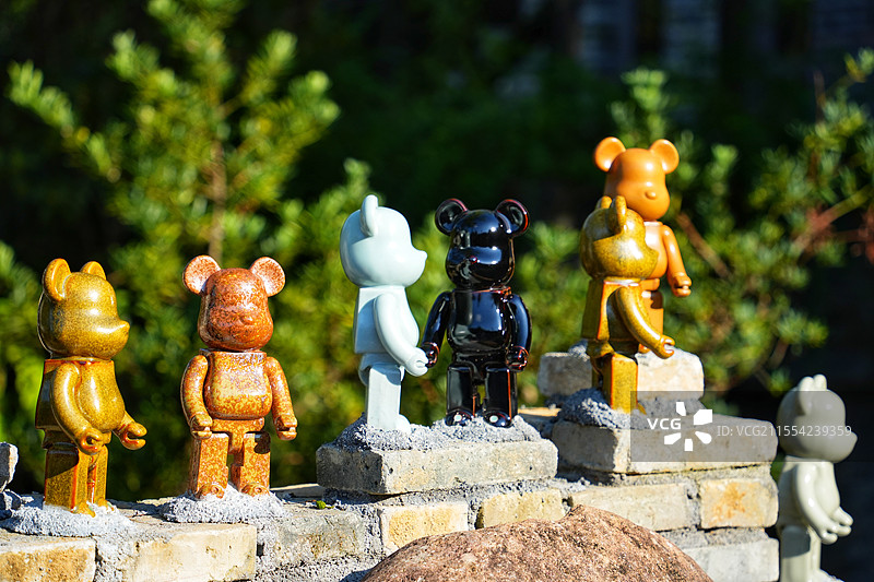 浙江丽水龙泉青瓷小镇，可爱熊沐浴阳光，雕塑，阳光，轻松自然图片素材