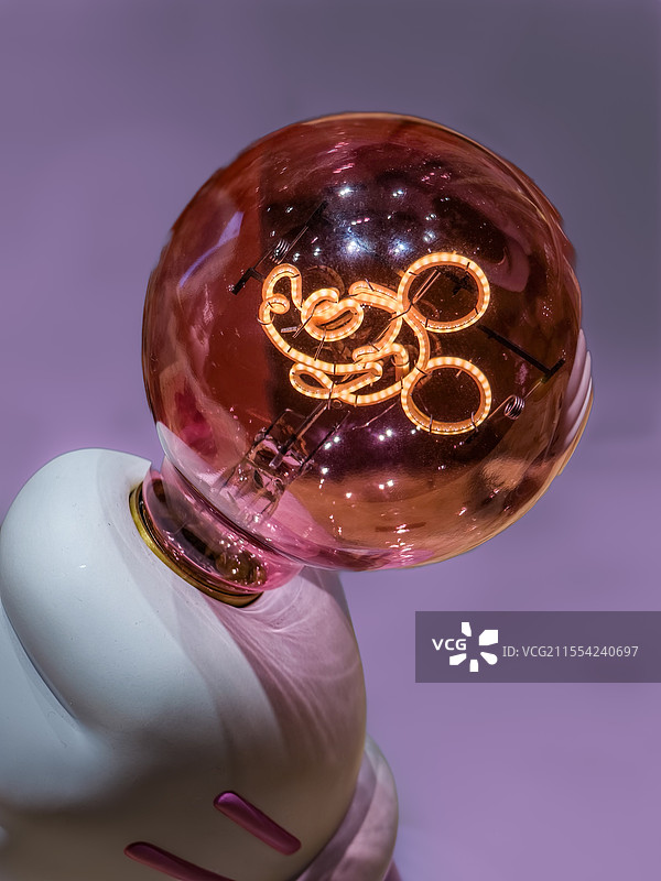 幻彩灯泡里的微光梦境图片素材