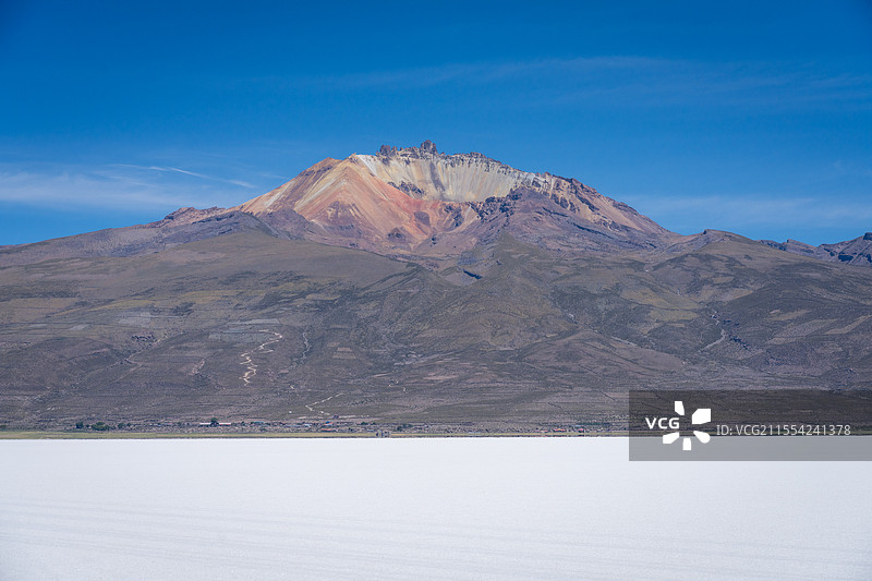 火山与盐湖图片素材