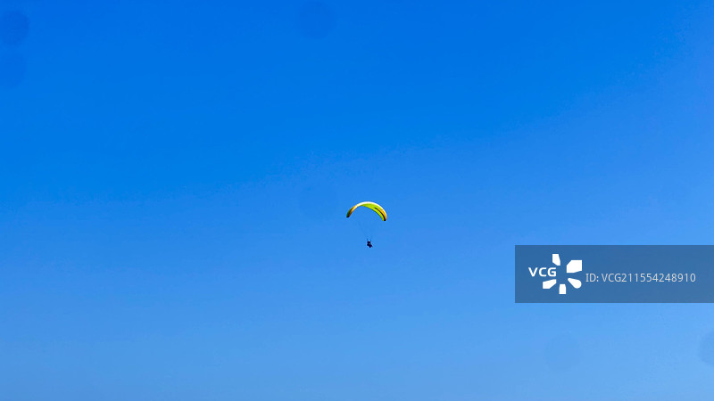 极限运动—蓝天下的滑翔伞图片素材