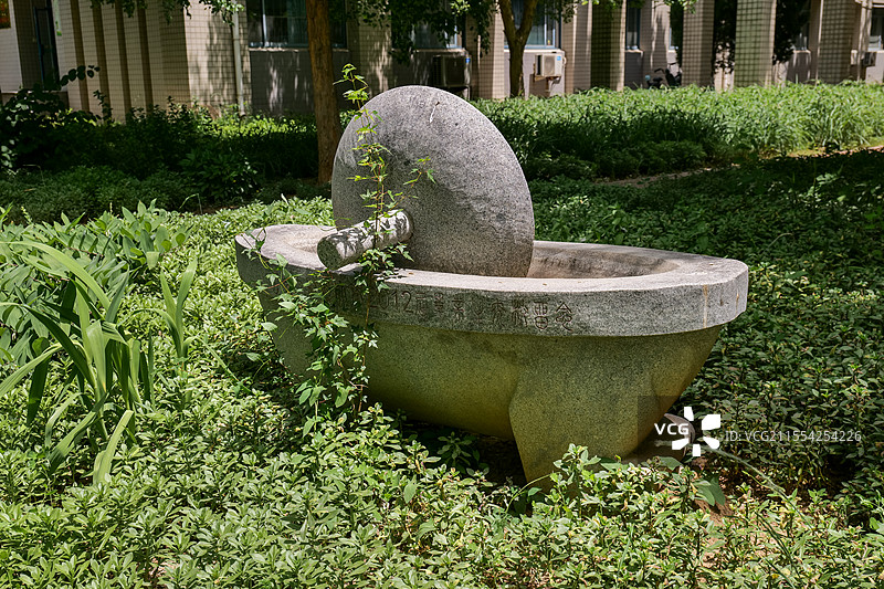 山东中医药大学（长清校区）雕塑“药碾”图片素材