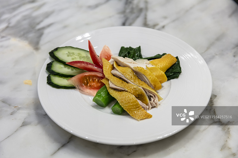 白盘上的鸡肉蔬菜摆盘图片素材