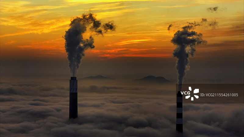 落日余晖映照下的石狮福能热电云海图片素材