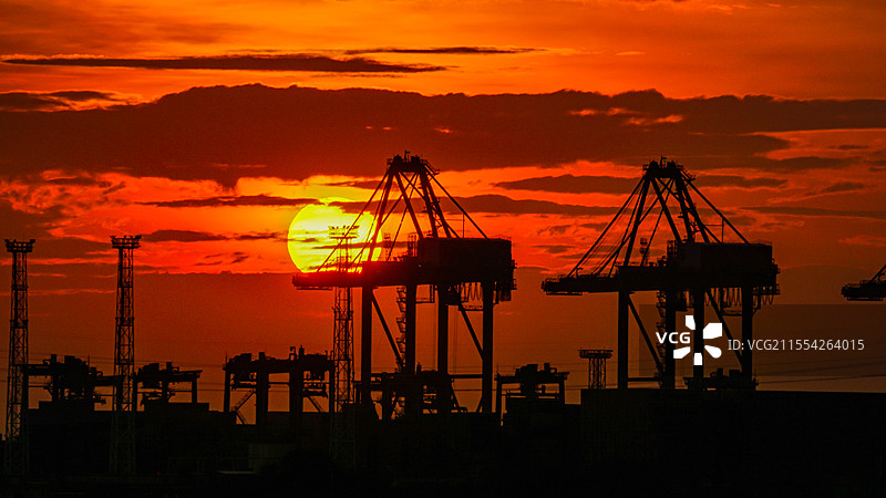 海港橘色日落自然风光 深圳前海湾图片素材
