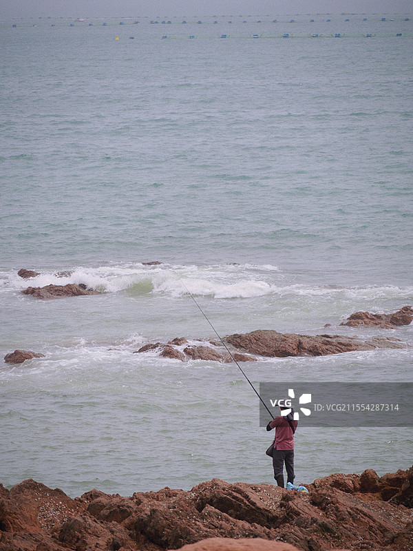 青岛海边一人独钓图片素材