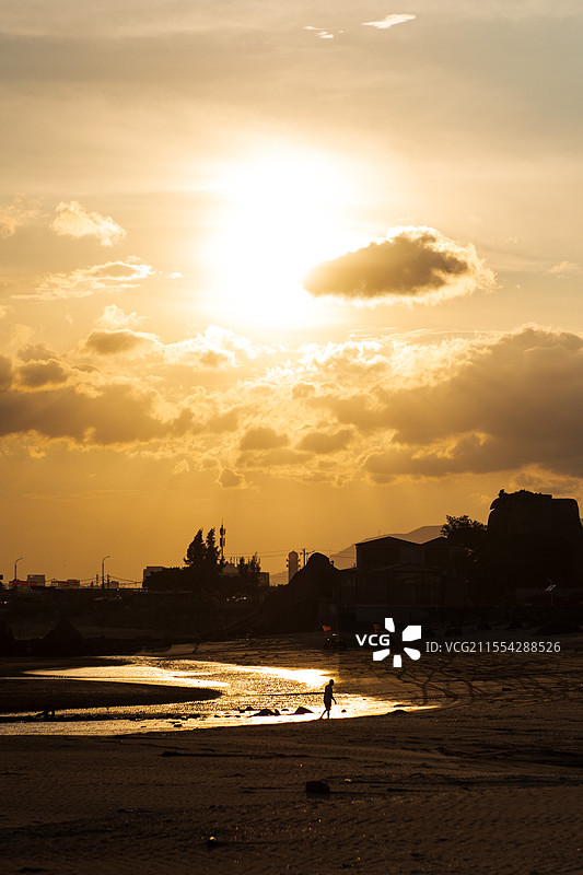 残阳余晖中 退潮的沙滩 渔夫收起渔网 等待明天的朝阳 光辉照耀的是劳动人民的脊梁 摄于福州长乐南澳图片素材