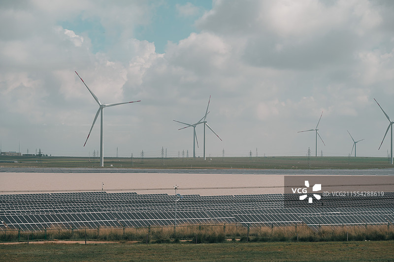 风力发电和太阳能发电交相辉映图片素材
