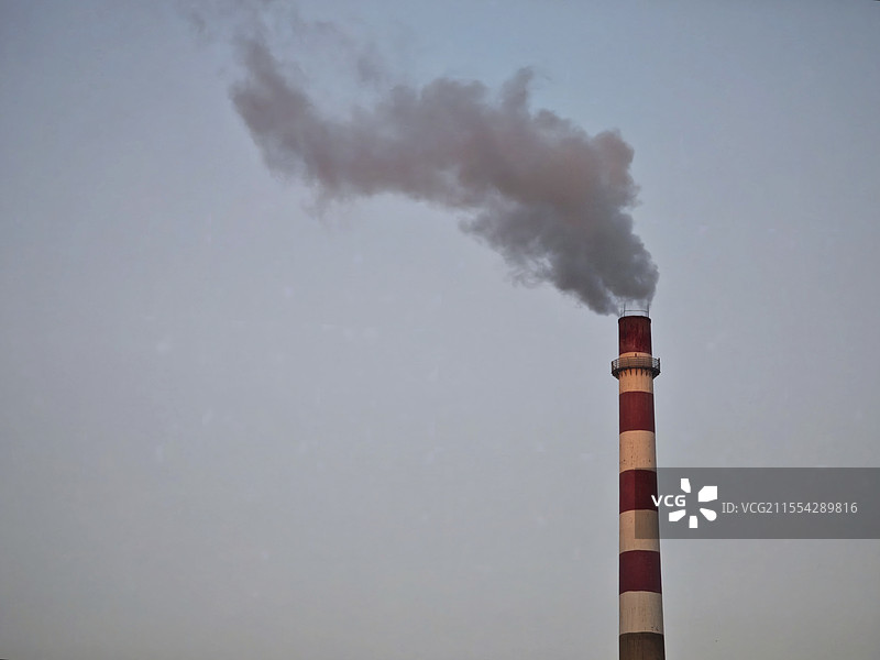 烟囱冒烟的低角度视图图片素材
