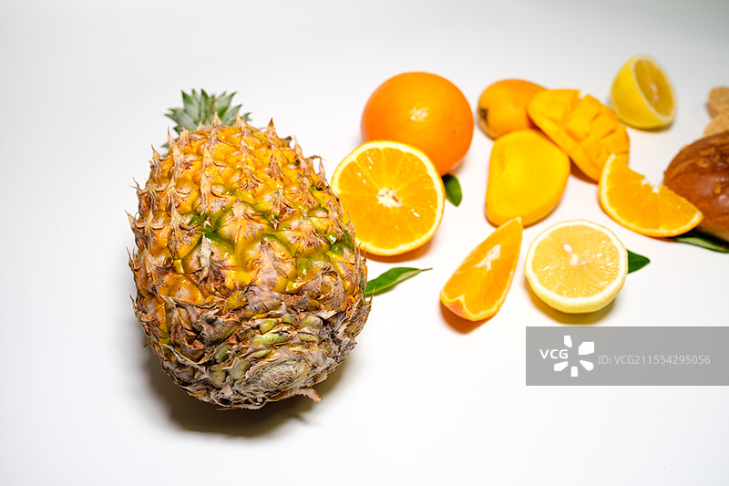 各种水果在白色背景下的特写图片素材