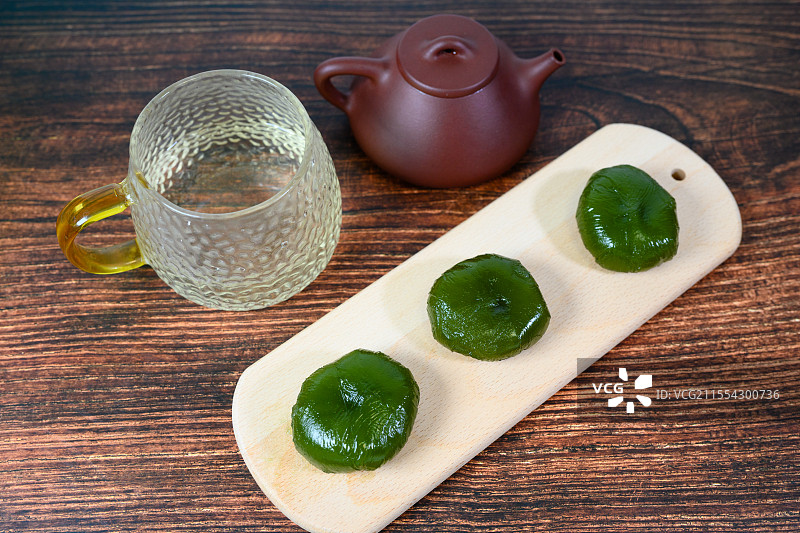 清明节传统美食青团和茶具图片素材