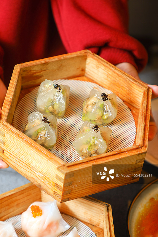 烟火气广式小吃手工虾饺虾饺皇水晶虾饺饺子粤式点心蒸点蒸笼茶点流沙包黑松露菌饺目鱼饺鱼子虾饺图片素材