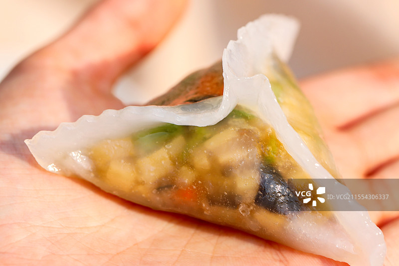 烟火气广式小吃手工虾饺虾饺皇水晶虾饺饺子粤式点心蒸点蒸笼茶点流沙包黑松露菌饺目鱼饺鱼子虾饺福袋图片素材