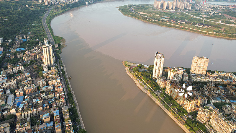 航拍现代城市风光四川省泸州市区航拍，Luzhou China图片素材
