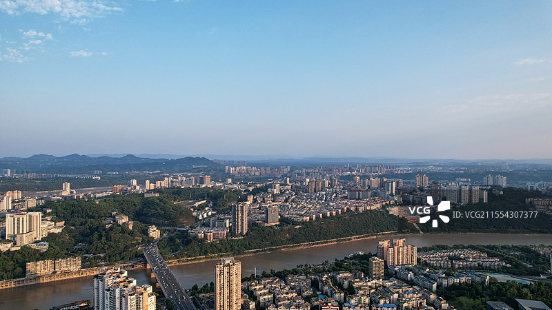航拍现代城市风光四川省泸州市区航拍，Luzhou China图片素材