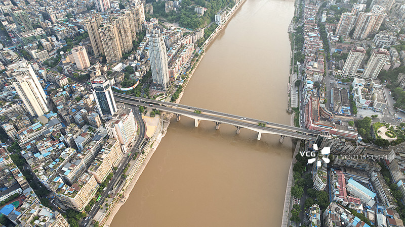 航拍现代城市风光四川省泸州市区航拍，Luzhou China图片素材
