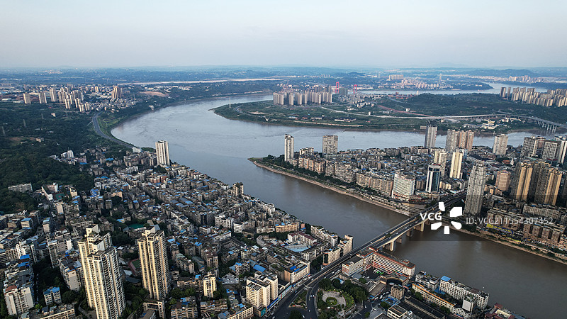 航拍现代城市风光四川省泸州市区航拍，Luzhou China图片素材