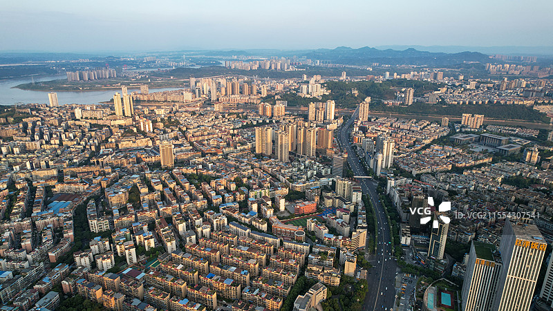 航拍现代城市风光四川省泸州市区航拍，Luzhou China图片素材