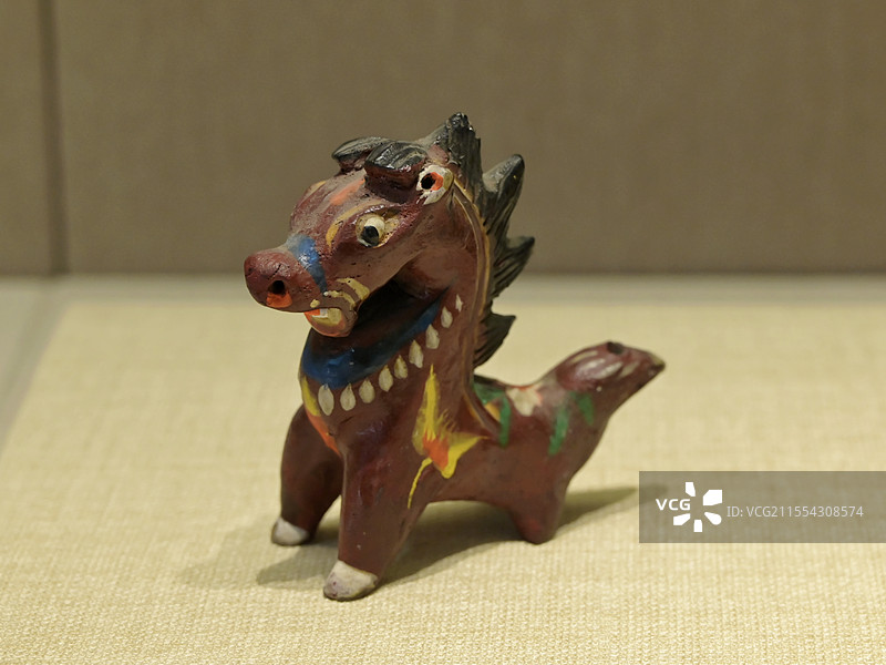 河南浚县 泥塑赭地彩绘马形玩具图片素材