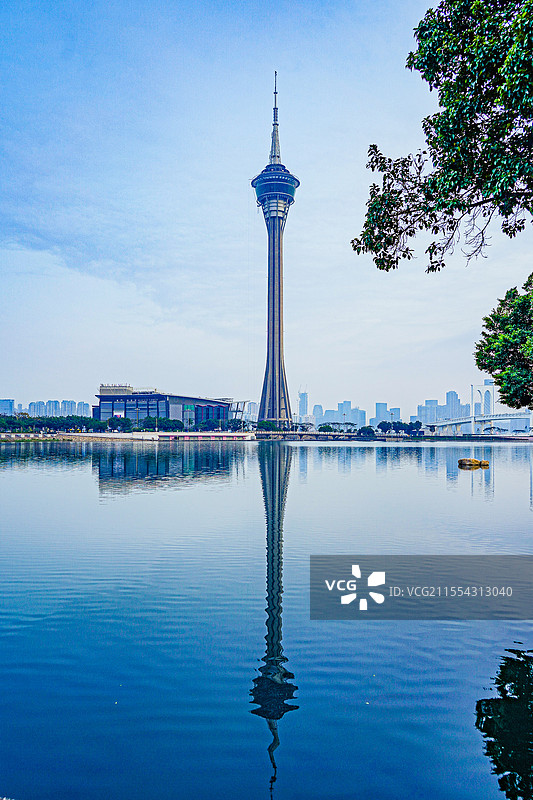 澳门塔和水中倒影图片素材