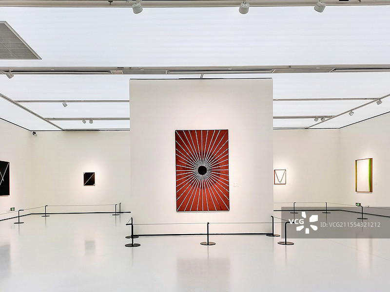 斯特凡•杰罗夫斯基的布面油画画展展厅（拍摄于广东美术馆）图片素材