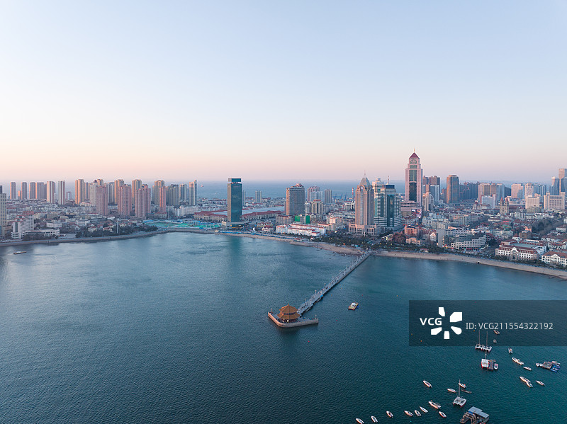 航拍视角下的城市天际线青岛栈桥图片素材