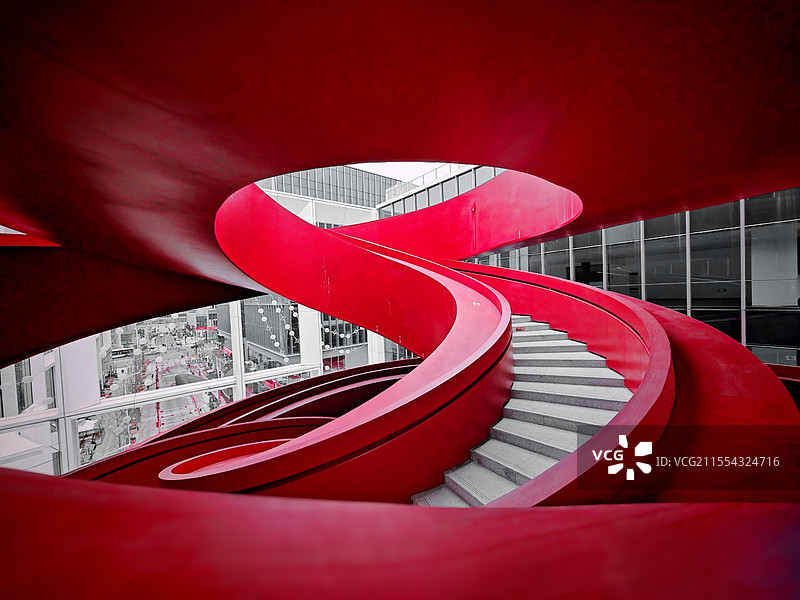 上海前滩四方城红色旋梯图片素材
