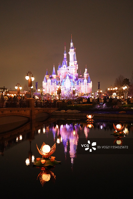 上海迪士尼城堡的绚烂烟花图片素材