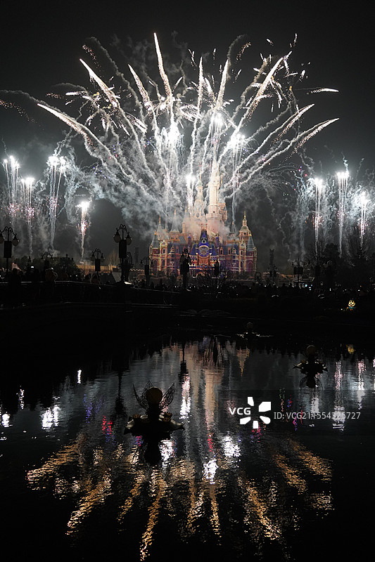 上海迪士尼城堡的绚烂烟花图片素材