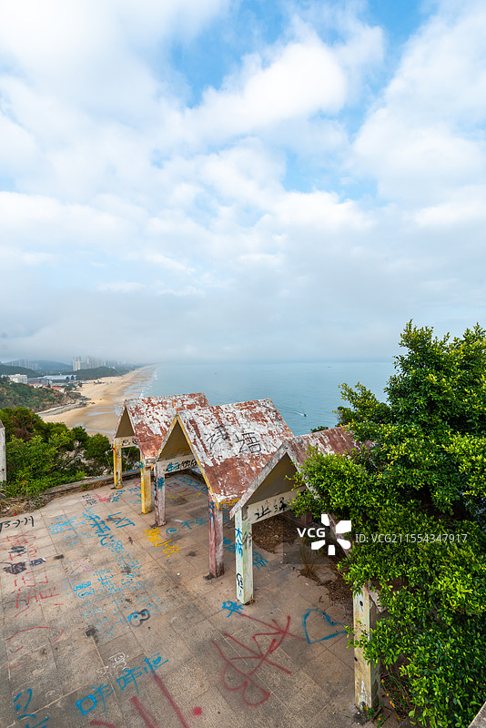 海陵岛大角山悬崖废墟酒店建筑，中国广东省阳江市图片素材
