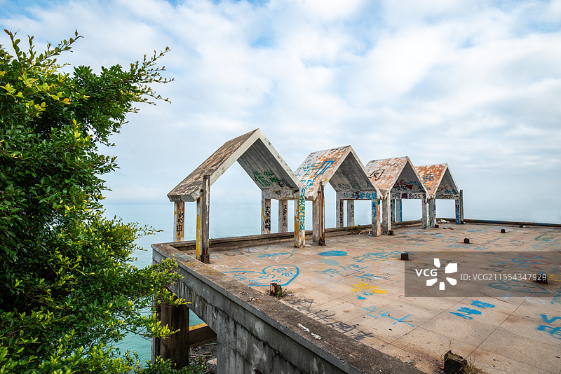 海陵岛大角山悬崖废墟酒店建筑，中国广东省阳江市图片素材