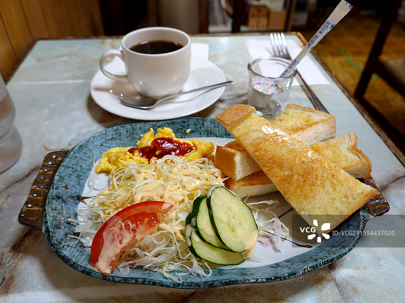 西式沙拉炒蛋吐司咖啡早餐套餐图片素材