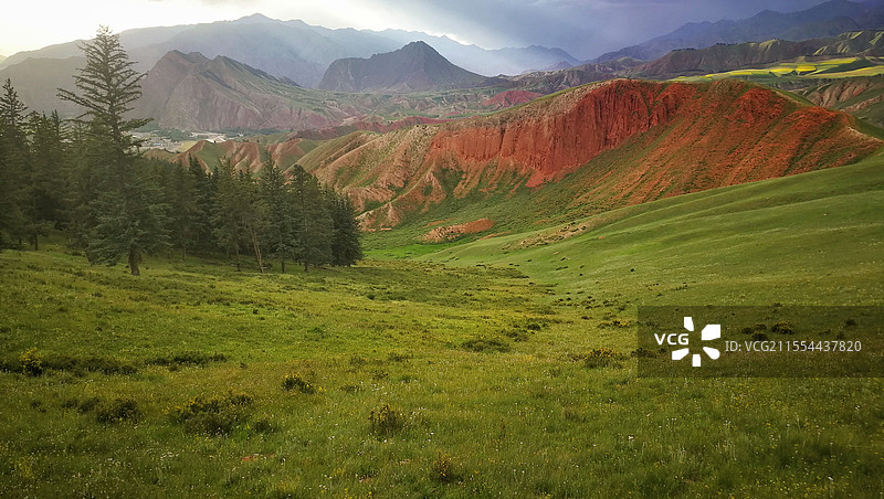 青海祁连县卓尔山风景区里拍摄的山脉草地树林图片素材