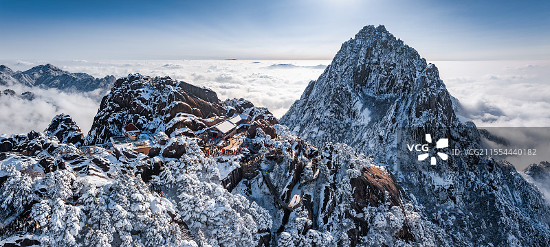 雪后云端黄山玉屏楼与天都峰图片素材