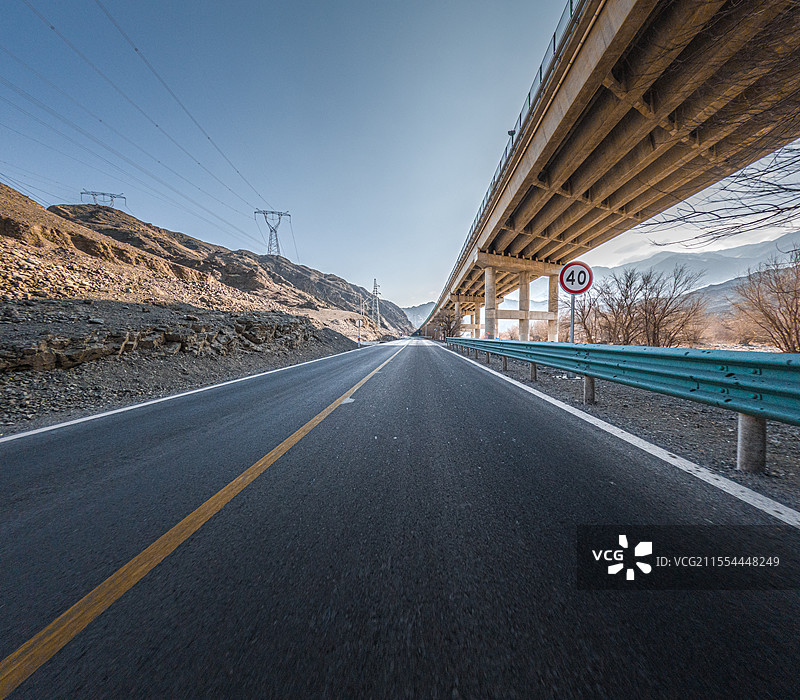 汽车广告背景图 路面 向远方延伸图片素材