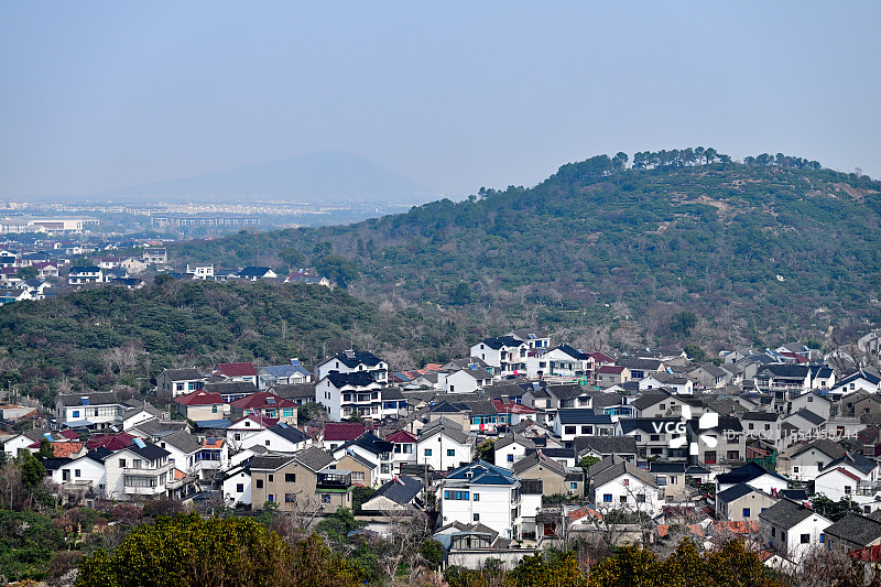 远处的山，山下的房屋，林屋洞景区，吴中区太湖，天下第九洞天，江苏苏州图片素材