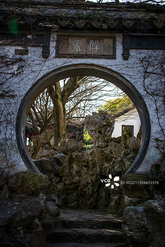 江苏省无锡市惠山古镇中式园林月亮门景观图片素材