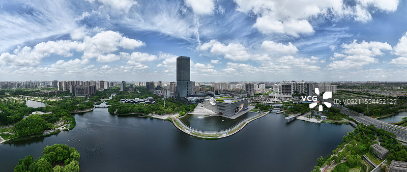 上海嘉定远香湖蓝天白云全景航拍图片素材