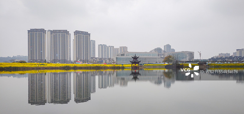 眉山彭山区寿乡水岸五湖四海雾里赏油菜花图片素材
