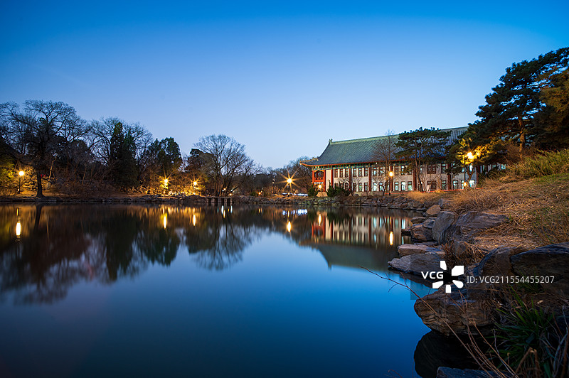 北京大学未名湖夜景图片素材