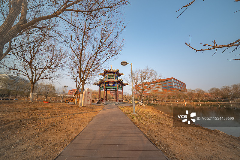 北京化工大学柳湖静心亭图片素材
